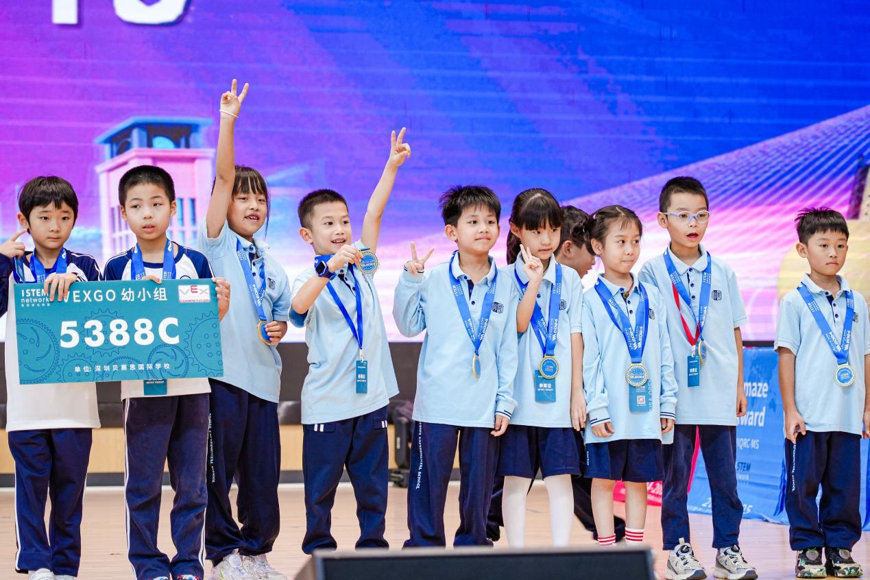 （石实实验学校小学部所有参赛队员都获得奖牌）