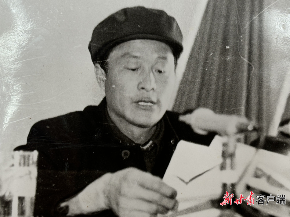 从炊事员到铁路医生 共和国同龄人将荣誉塞满3公文包