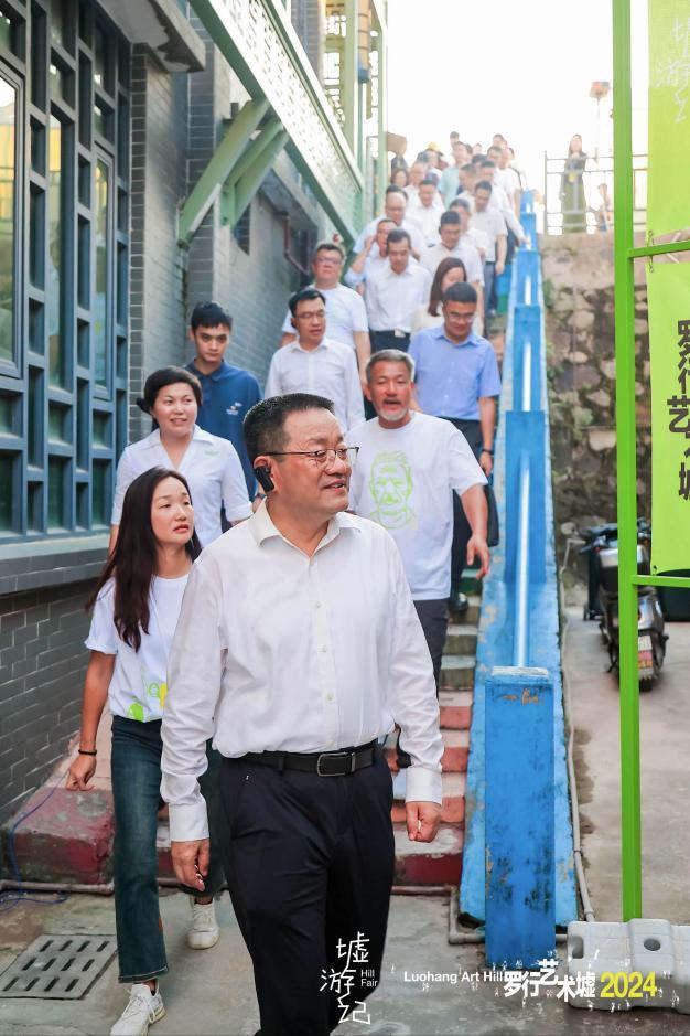 南海区委书记顾耀辉（前一）在罗行艺术墟进行调研。