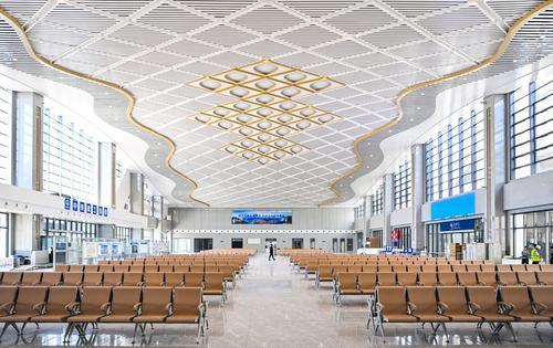 8月27日，江津区，渝昆高铁江津北站施工现场，完工的站内候车大厅整洁大气。记者 齐岚森 摄