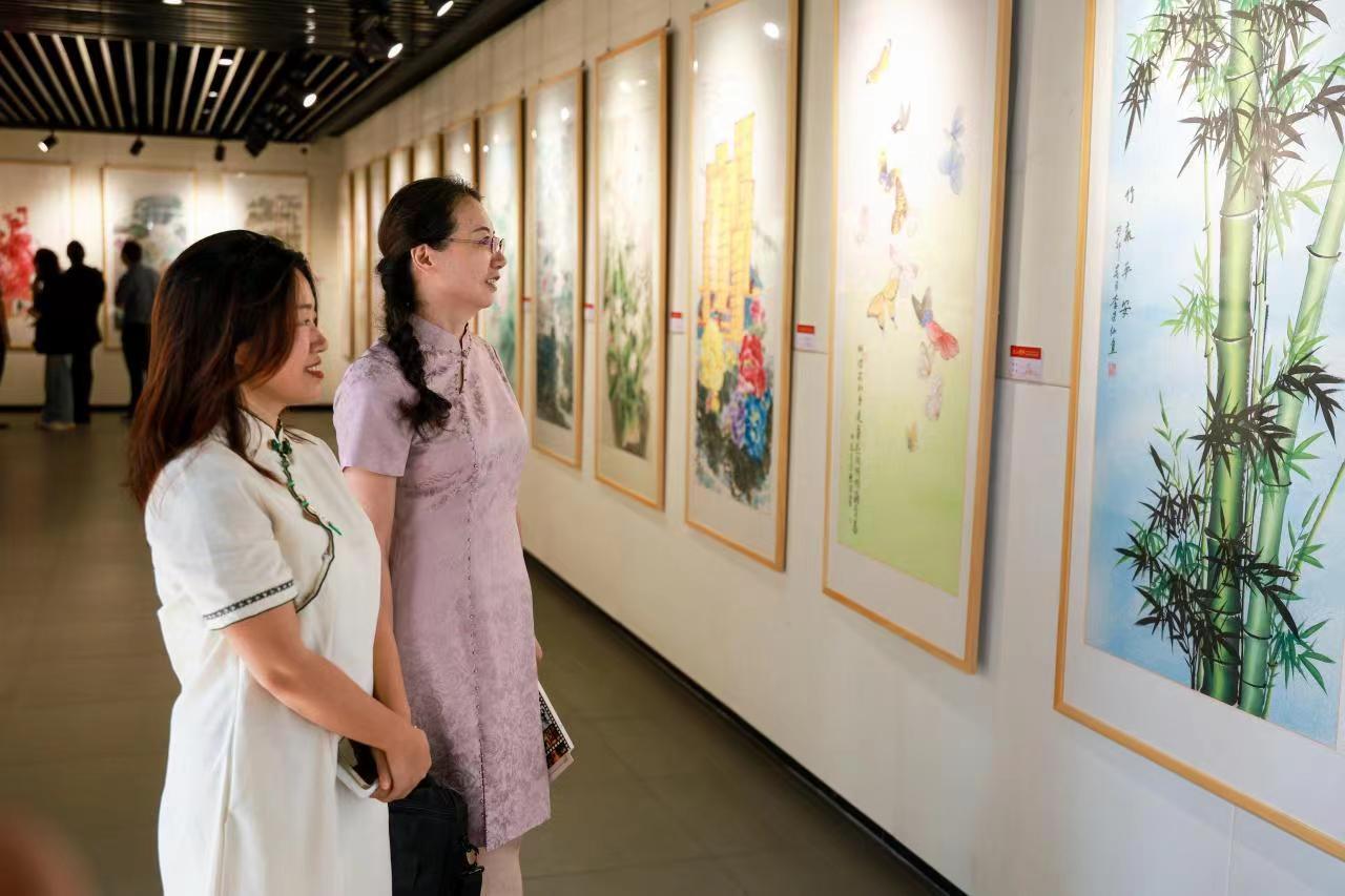 市民观看“大江云帆”庆祝中华人民共和国成立75周年主题书画影作品展。王跃先摄