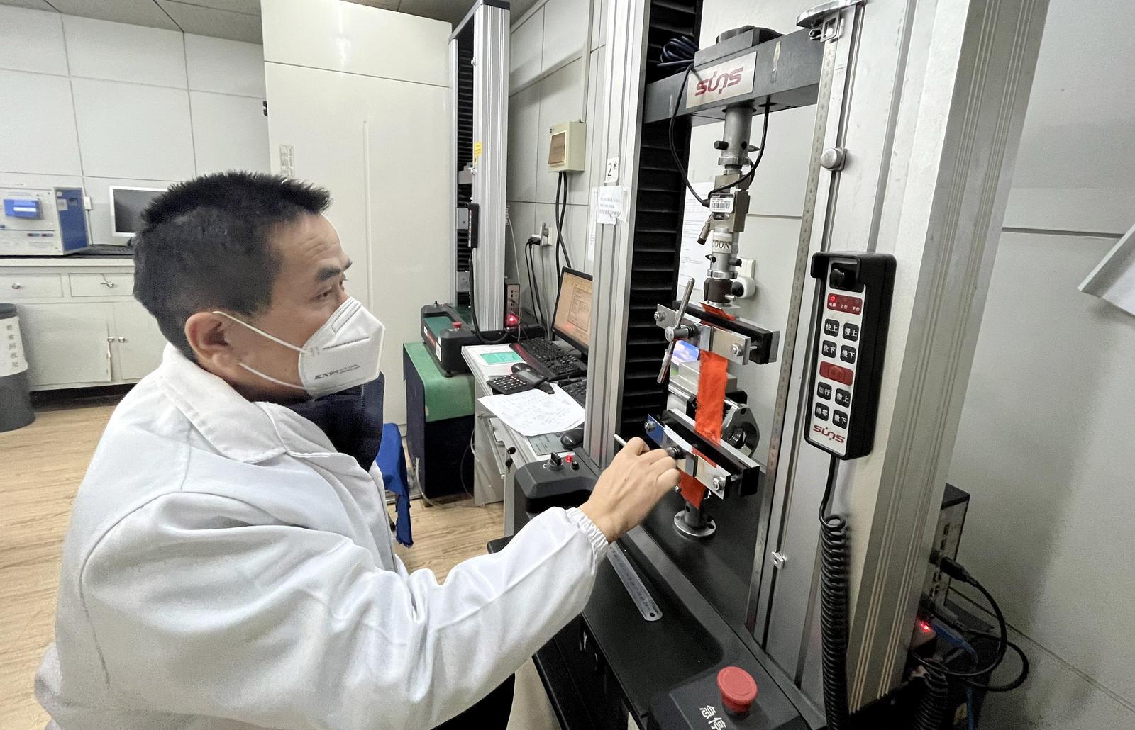 陕西元丰纺织技术研究有限公司检测中心。（资料图片）记者雷伟东