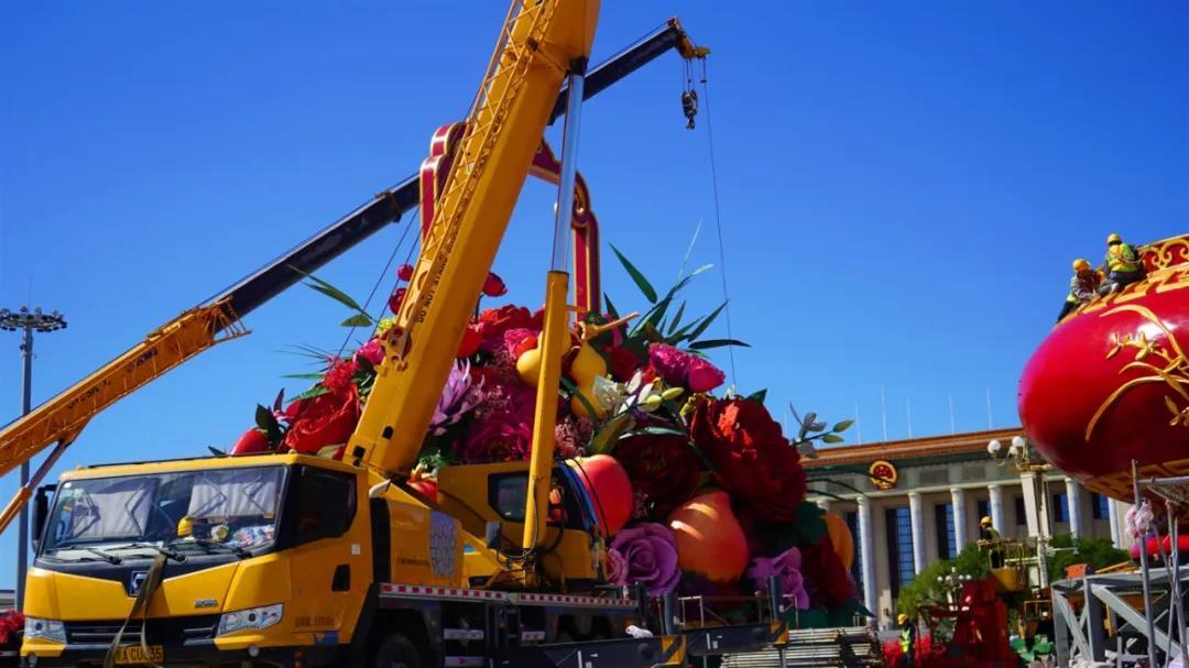 献礼祖国!徐工连续14年助力天安门广场花篮安装