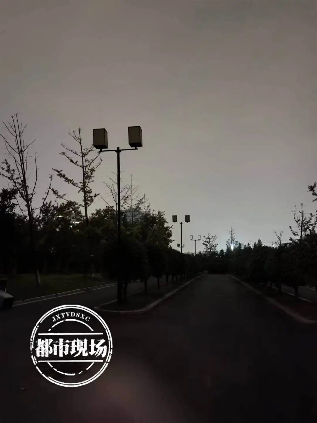 南昌象湖湿地公园西侧路灯成摆设 附近居民：漆黑一片有点瘆人