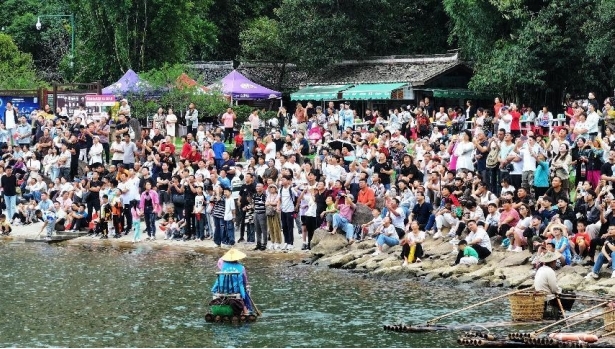 桃花洲市民游客观看悬棺表演