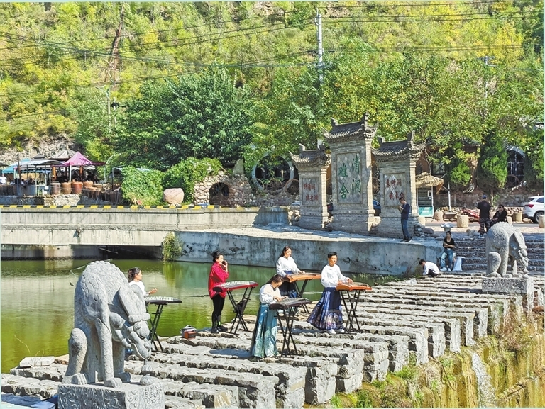 身着传统服饰的古筝爱好者,在济源南山产业旅游路沿线的坡头镇清涧村进行演奏。记者 黄岱昕 摄