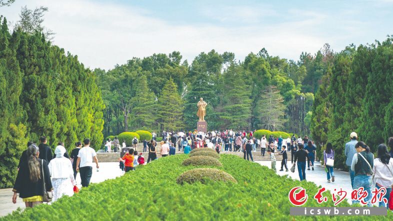 截至3日下午，花明楼景区国庆假期已接待游客超6万人次。长沙晚报全媒体记者 郭雨滴 摄