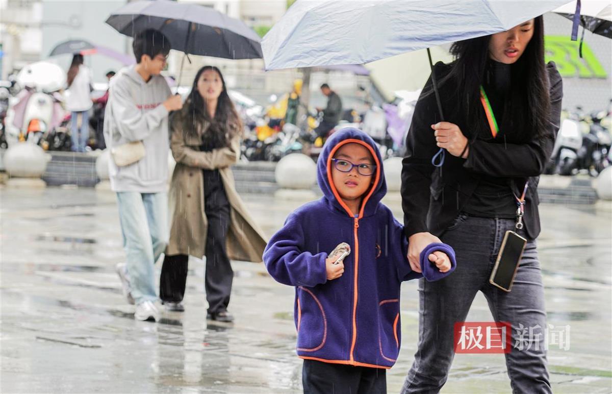 光谷熊家咀，风雨中的行人，感觉有点冷