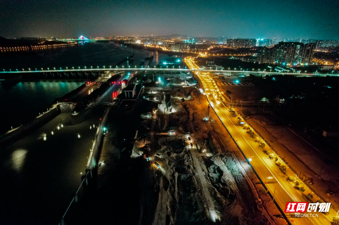 湘江长沙综合枢纽三线船闸工程夜间施工现场。