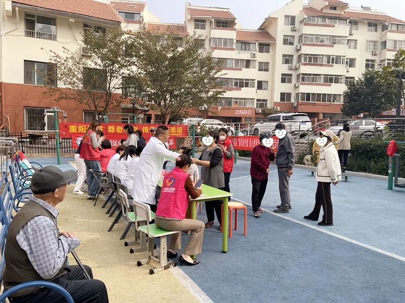 青岛西海岸新区中心医院“重阳秋色暖 医心情更浓”重阳节义诊活动圆满落幕