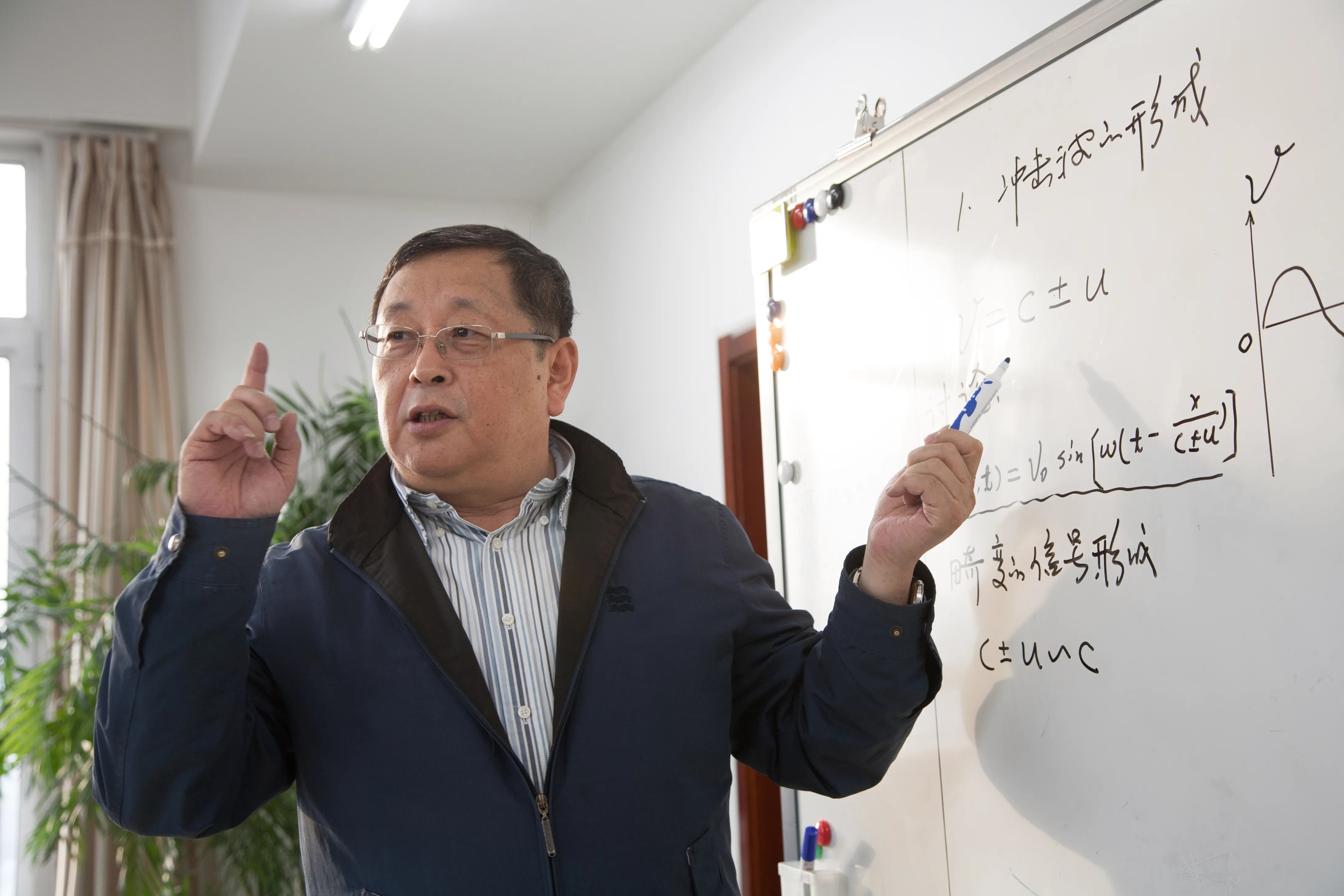 杨德森给学生上课