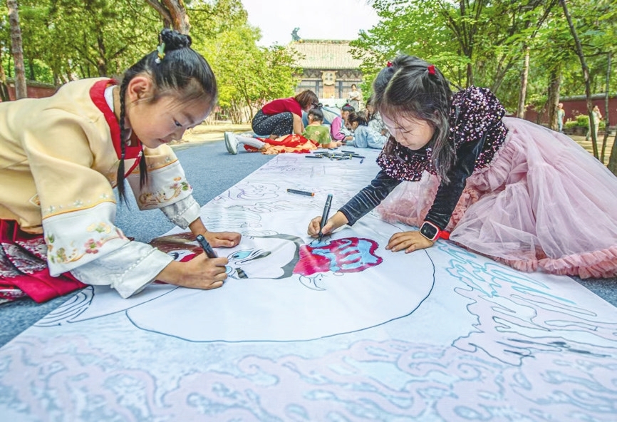 9月28日，第12届永乐宫书画艺术节开幕，海峡两岸小朋友在永乐宫三清殿前开展“中华少年手拉手 共绘美好心连心”研学活动。山西日报通讯员摄