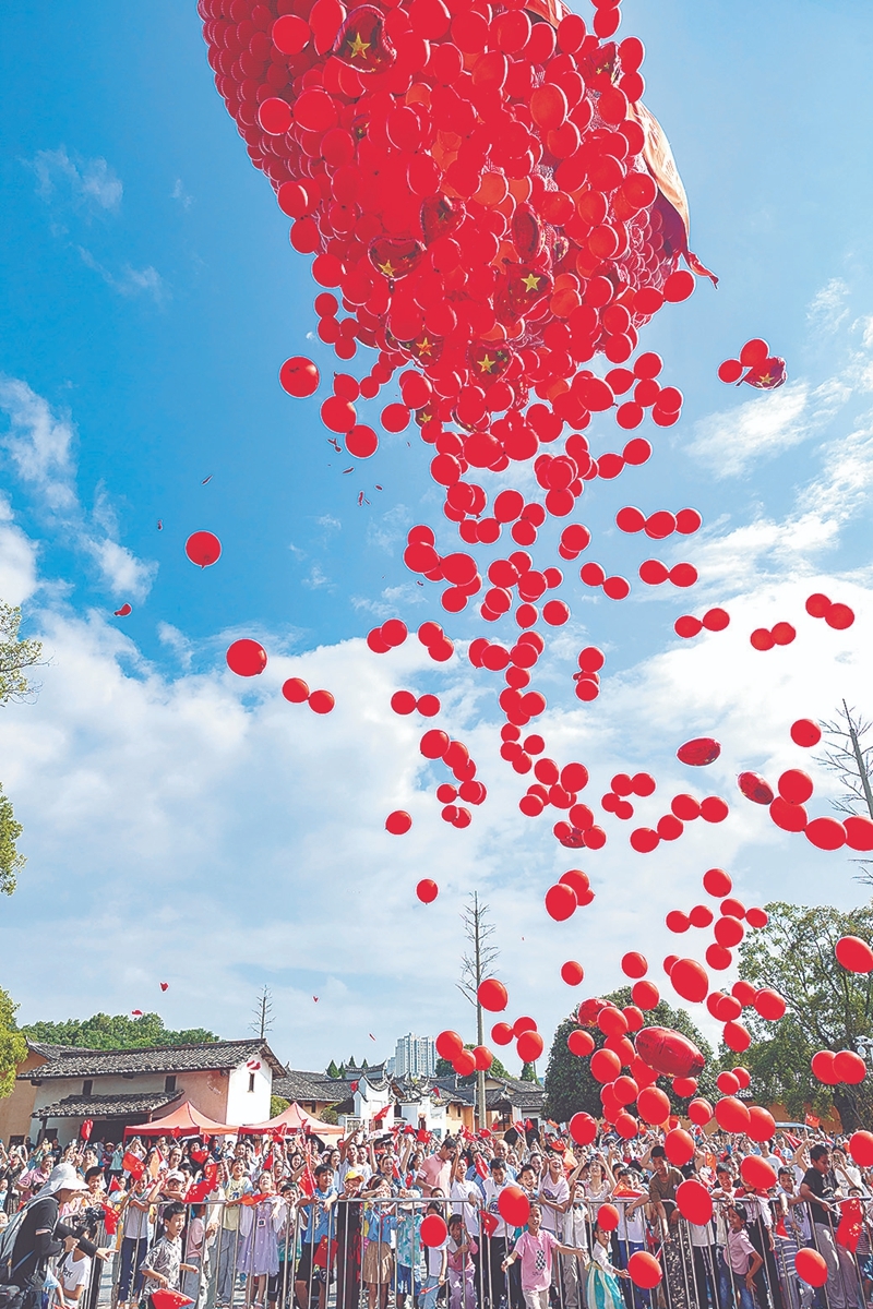 瑞金万只气球雨,放飞浓浓爱国情。