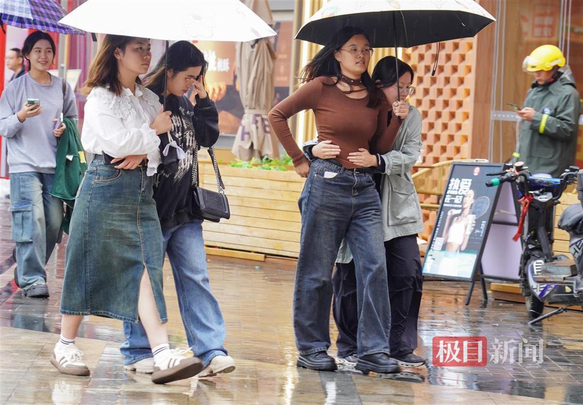 光谷熊家咀，风雨中的行人，感觉有点冷