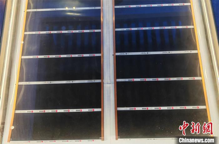 图为“胶片”般的石墨烯地暖的地热膜。潘雪明 摄