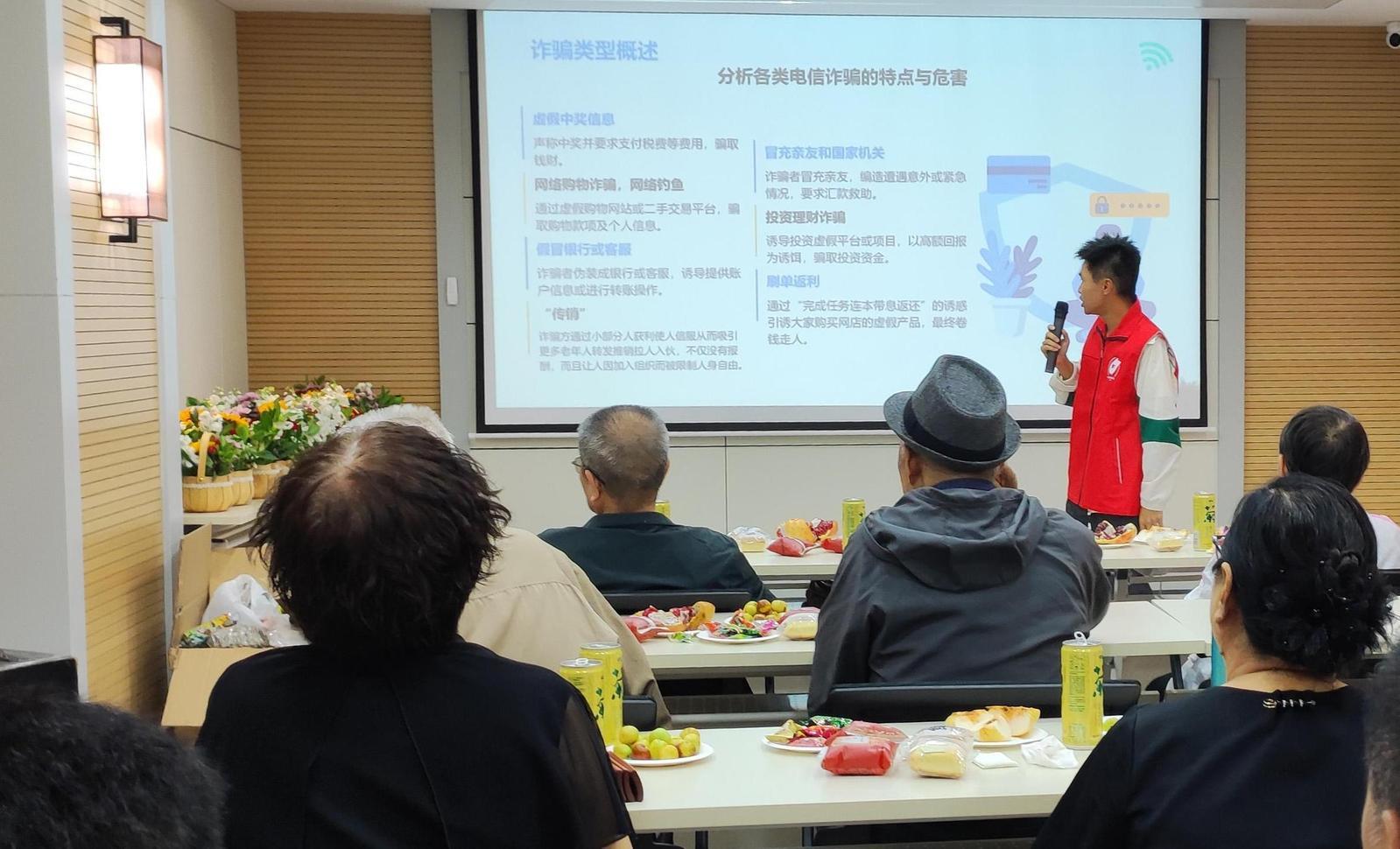 暖“心”闻：大学生志愿者进社区 与老人共迎重阳节