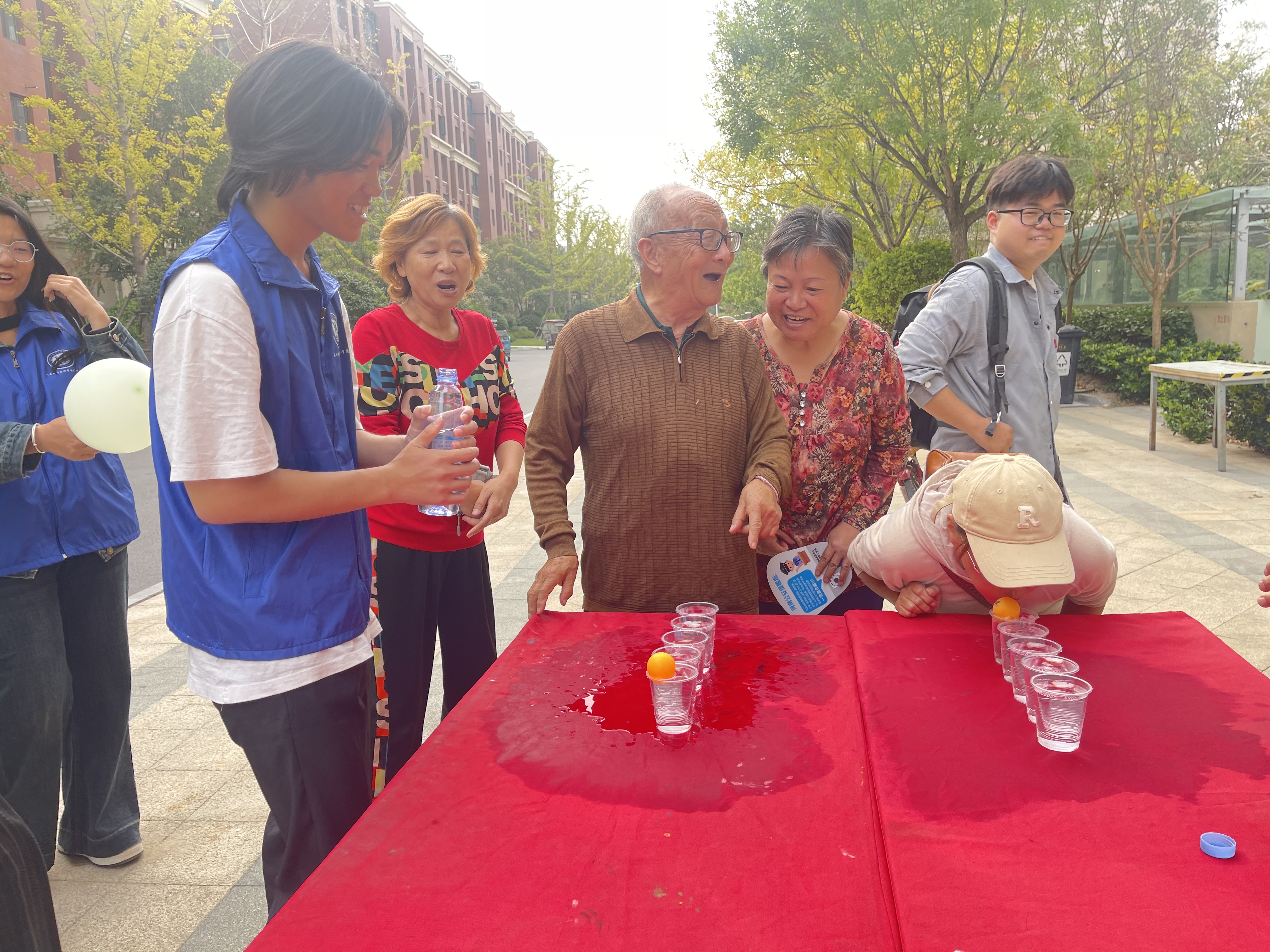西湖街道綠地社區(qū)開展“重陽敬老情 運動展風(fēng)采”活動
