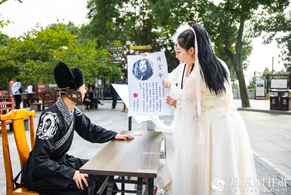 崆峒山景区推出特色文旅“趣”体验活动，引游客沉浸式打卡。