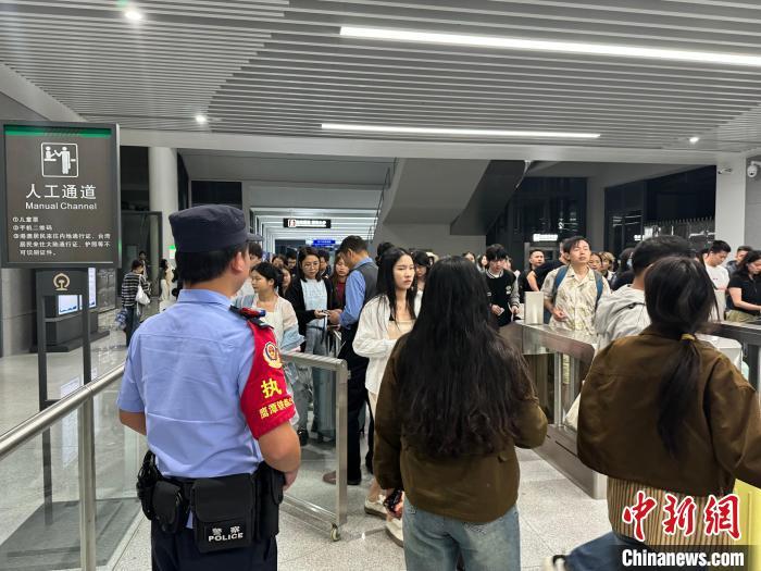 图为国庆假期期间，江西余干县，鹰潭铁路公安处余干车站派出所工作人员在车站护航旅客平安出行。潘阳峰 摄