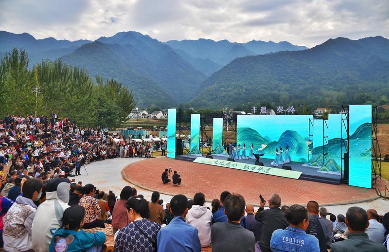 市民游客在蔡家坡终南剧场观看非遗展演。