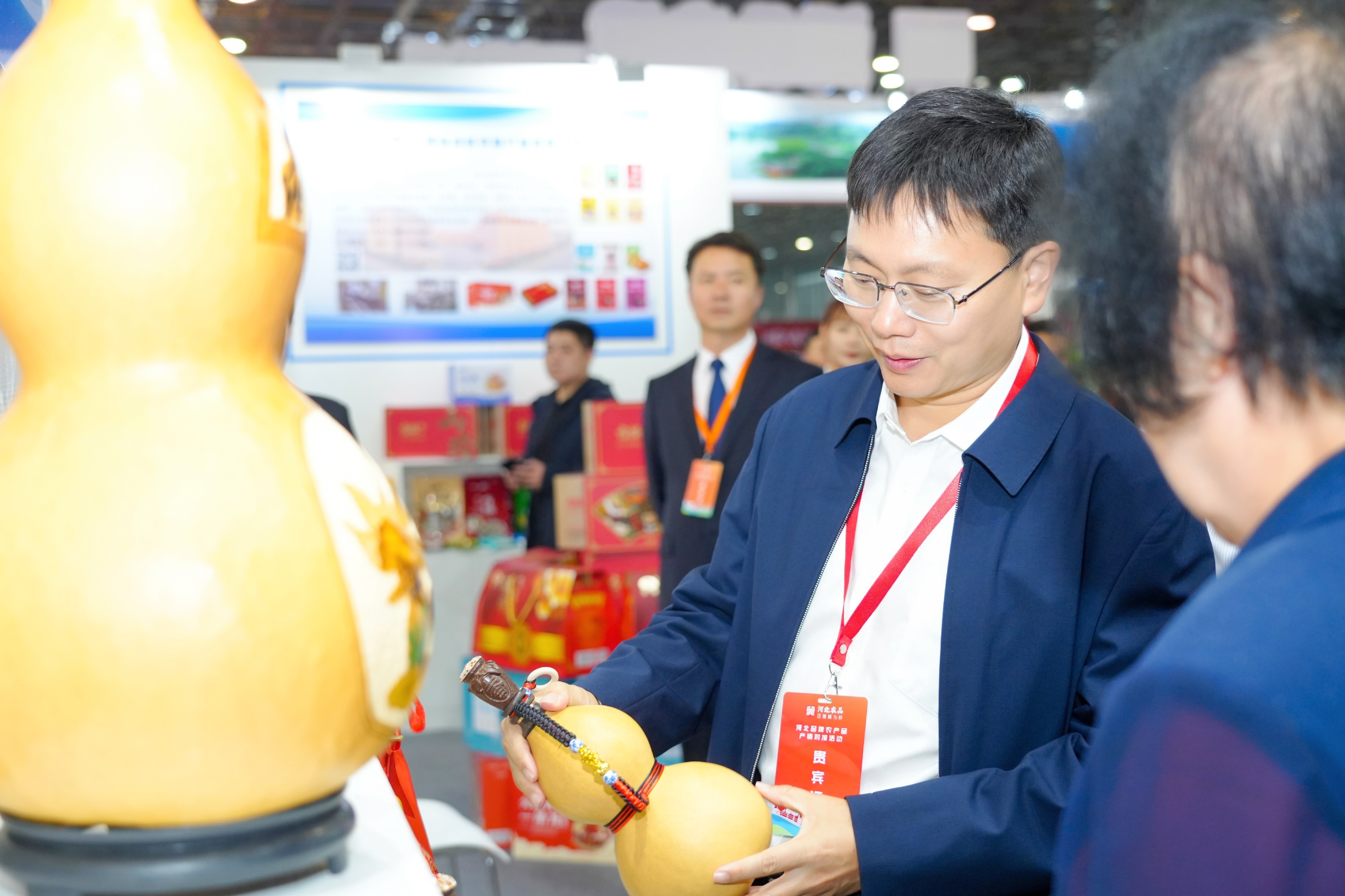 （图为廊坊市人民政府副市长赵静波在现场参观展览）