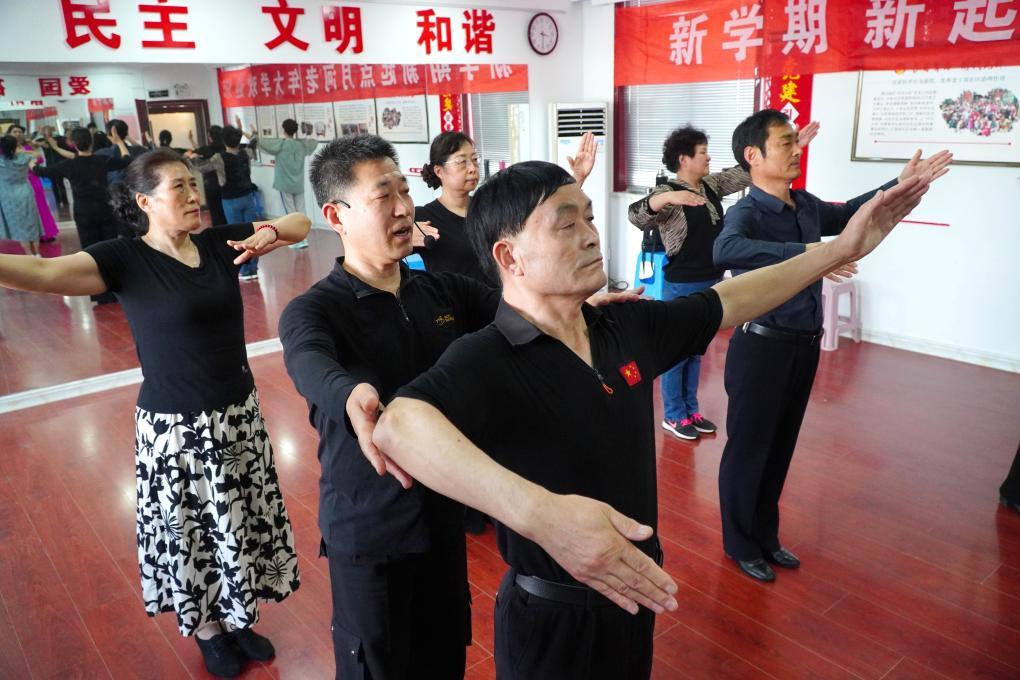 5月16日，在山东省潍坊市潍城区月河社区的老年大学教学点，学员们学习交谊舞课程。新华社记者 徐速绘摄