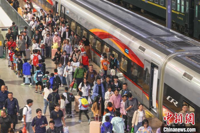 10月6日，江西南昌站，旅客从站台上走过。中新社记者 刘力鑫 摄