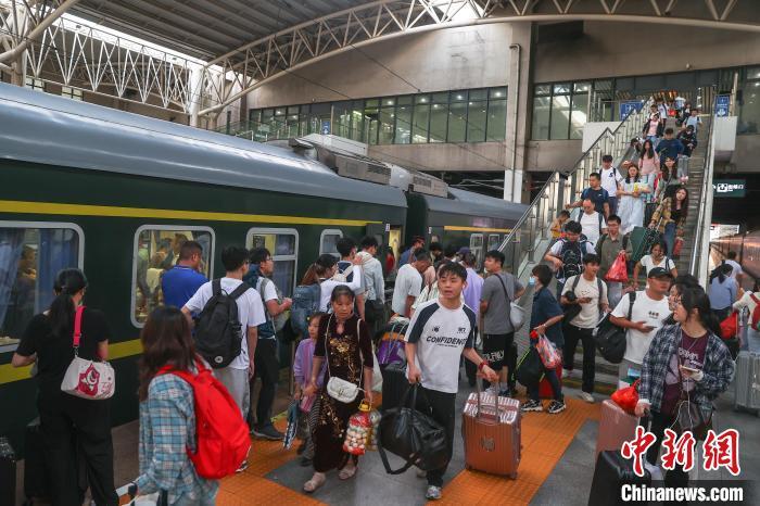 10月6日，江西南昌站，旅客来到站台准备乘车。中新社记者 刘力鑫 摄