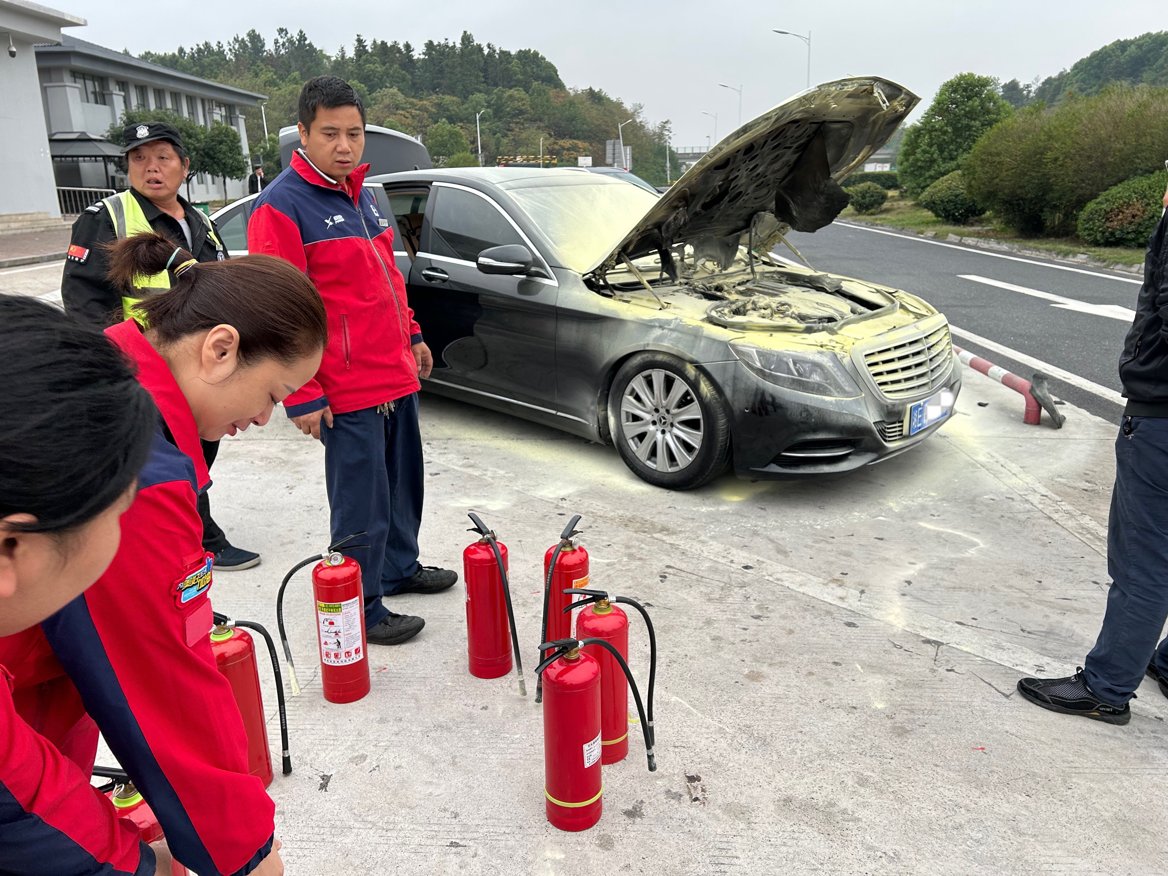 正能量！轿车突发自燃，中石化加油员协助迅速扑灭