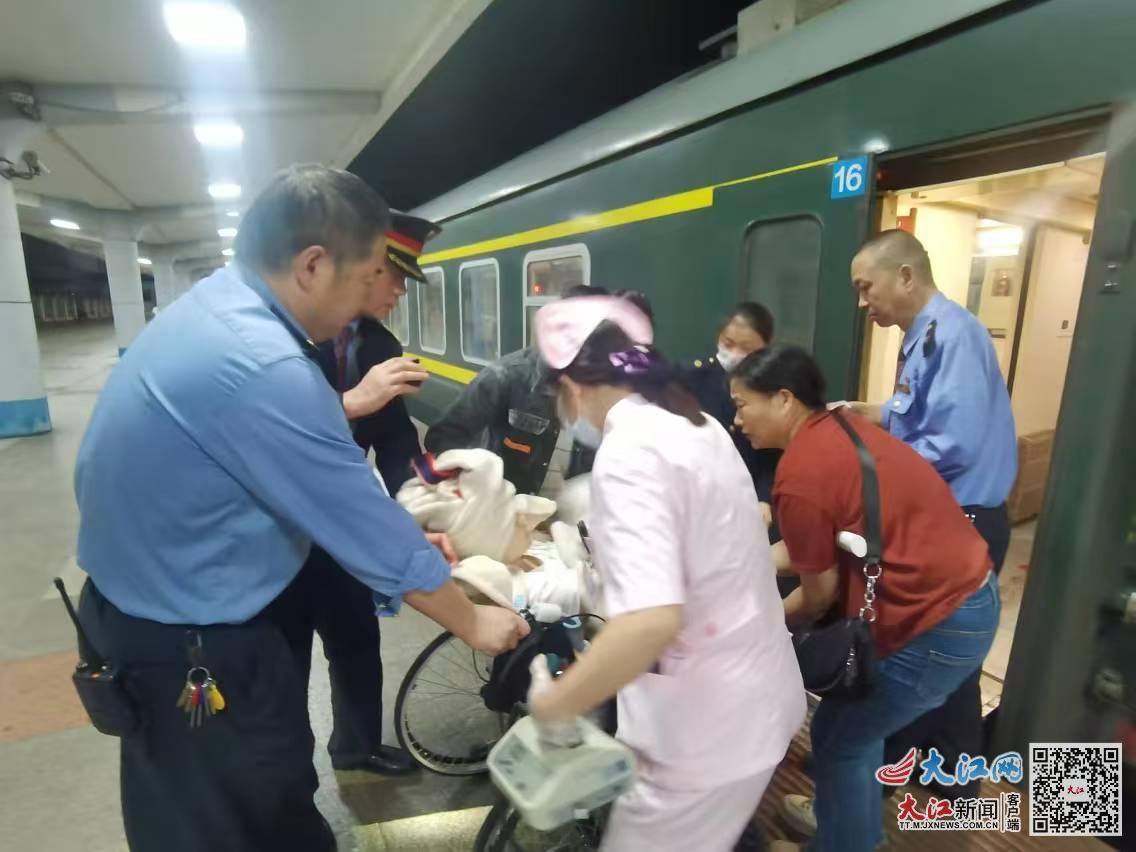 客运工作人员协助医生开展救助工作（廖绍平 供图）