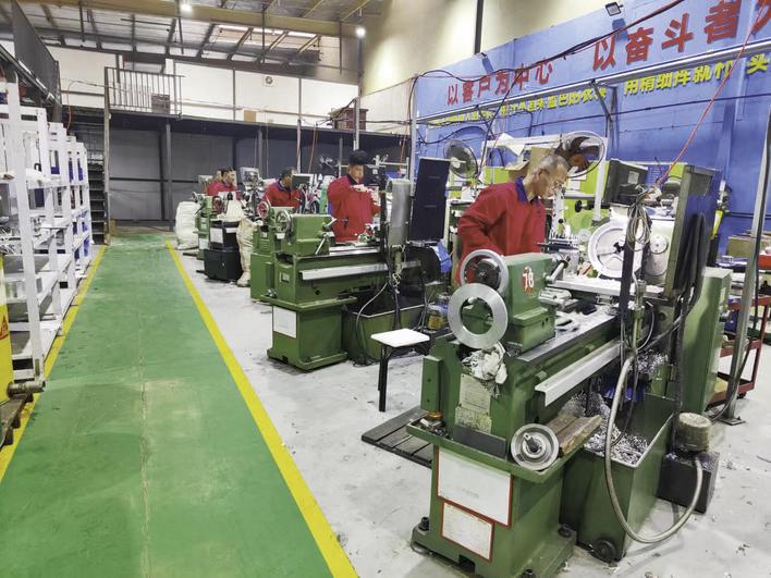 见真机械在国庆假期赶订单，开足马力忙生产。 宋莉 摄