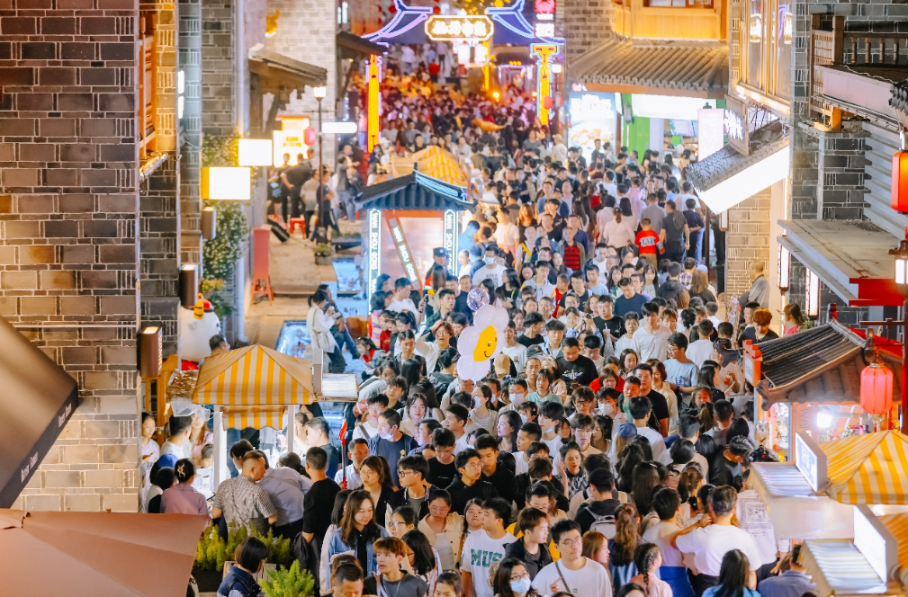 万寿宫内游人如织。邓勇军/摄