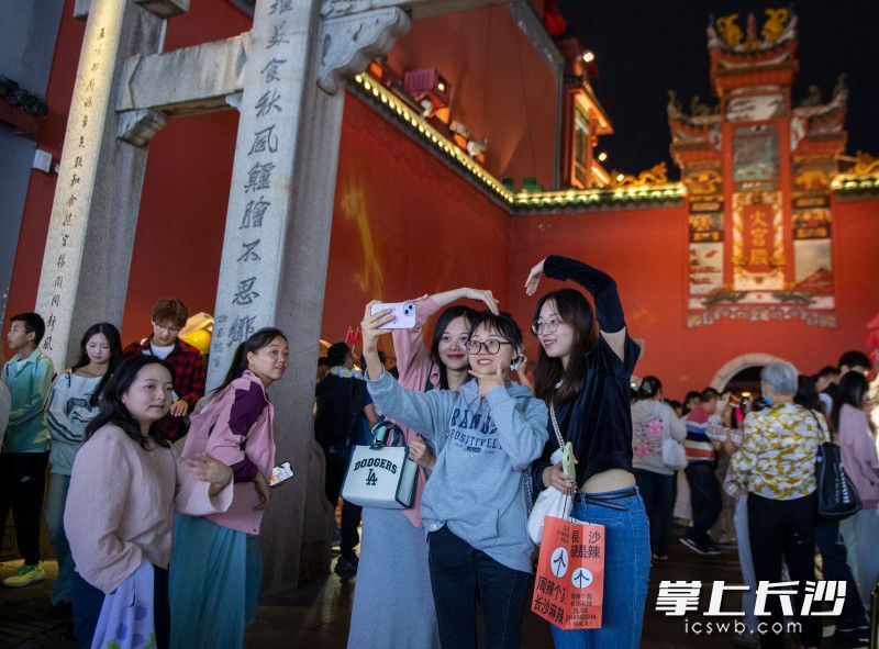 游客们在火宫殿前自拍打卡。