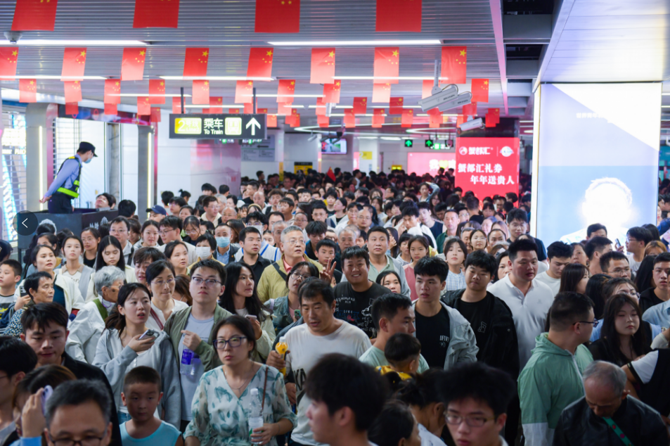 客流强度两夺全国第一 国庆假期南昌地铁“火”出圈