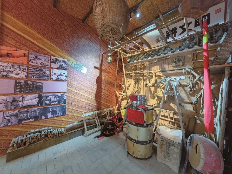 黄斗景村史馆　　黄斗景村史馆坐落于黄斗景村村委会大院，始建于2018年6月，扩建于2020年10月，占地面积166平方米。在习近平总书记“建设社会主义新农村，要规划先行，遵循乡村自身发展规律，补农村短板，扬农村长处，注意乡土味道，保留乡村风貌，留住田园乡愁”思想指导下，在省市县的指导和关怀下，黄斗景村史馆以“留住乡愁、憧憬未来”为主题，开设“未来”“农耕文明”“衣食住行”“节事礼仪”“产业发展”等五个小展厅。　　村史馆内陈列实物由村民自愿捐赠，记录了过去的历史变迁，并以“储蓄”乡愁的方式，使村民忆苦思甜。其中，“农耕文明”和“衣食住行”展陈了不同年代、不同时期的劳动工具、农耕产品、生活用品等实物，真实地记录了农村的发展轨迹；“节事礼仪”部分，把传统文化与现代新时尚有机融合，充分弘扬中华优秀传统文化，进一步激发广大青年对传统文化的兴趣；“产业发展”主要讲述黄斗景村的基层民主实践、多产融合发展。　　筹建村史馆，意在让村民全面深入了解自己的家乡，重拾乡村往昔点滴，留存乡愁，进而增进团结、凝聚力量，展望未来、共建家乡。