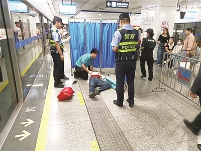 车站工作人员照顾患病乘客