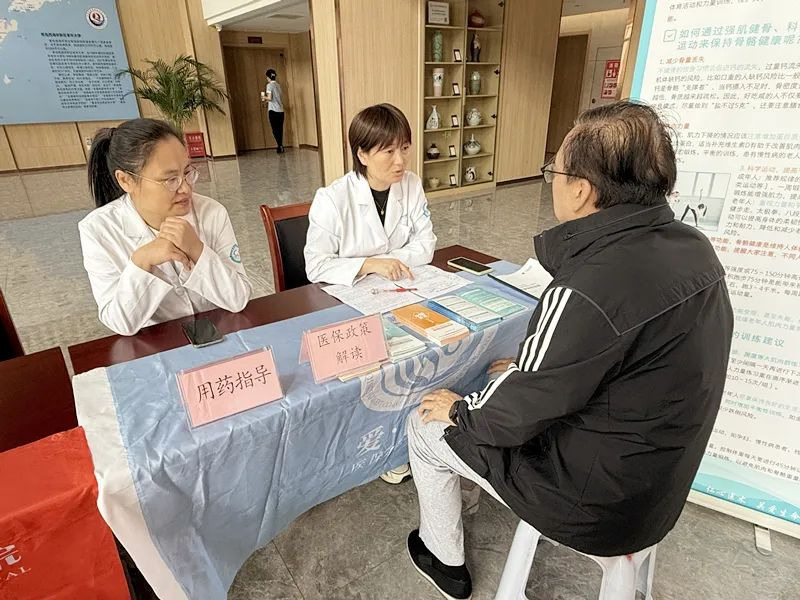 青岛西海岸新区中心医院“重阳秋色暖 医心情更浓”重阳节义诊活动圆满落幕