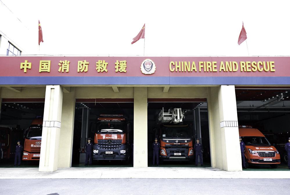 长春市消防救援人员国庆假期始终保持紧绷状态，恪尽职守，守护市民平安。 赵滨 摄