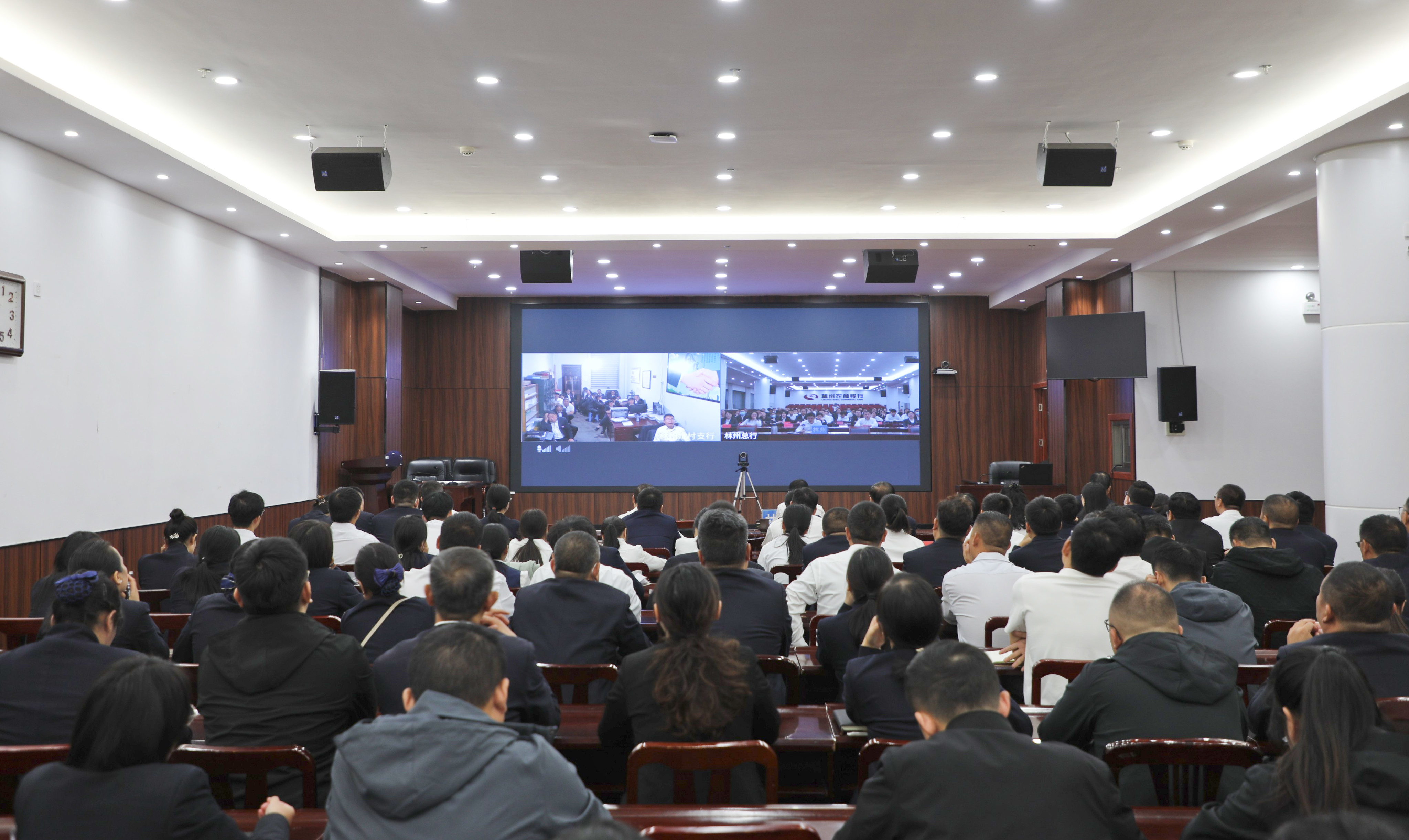 林州農商銀行召開重點工作推進會