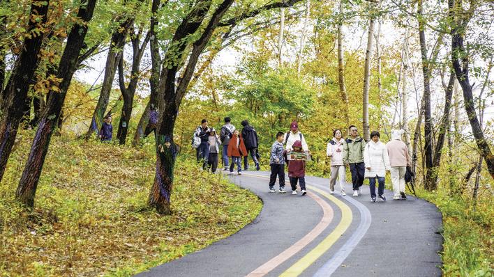 游客前往神鹿峰旅游度假区度过国庆假期。 张扬 摄