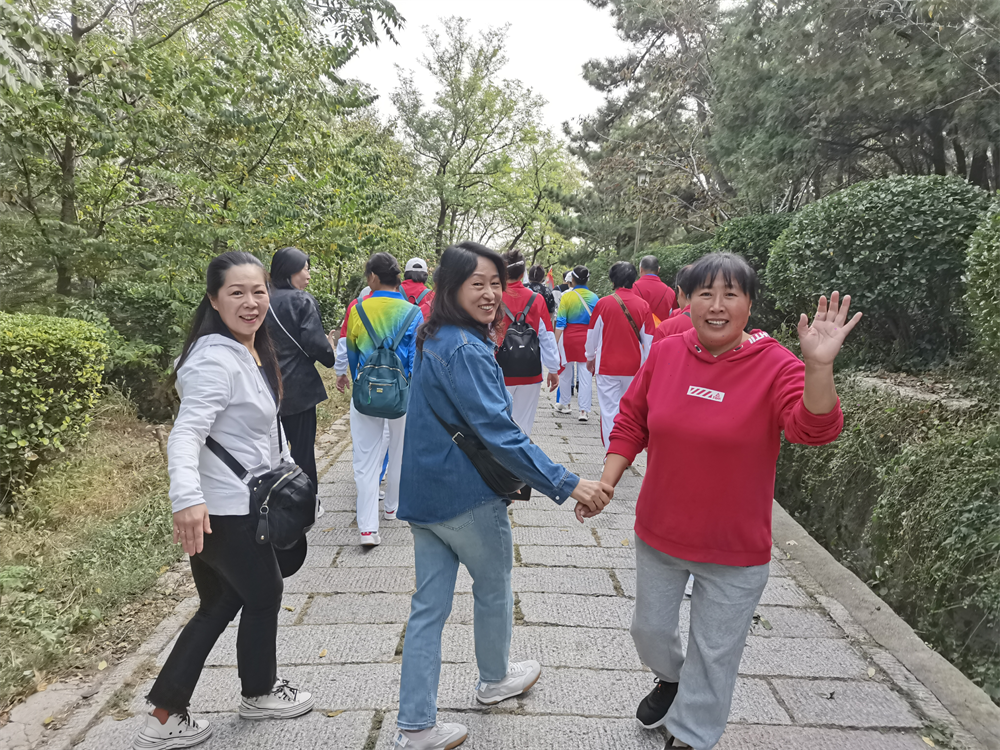 “奋进新征程 运动促健康”台东街道人和路社区举办全民健身登山活动