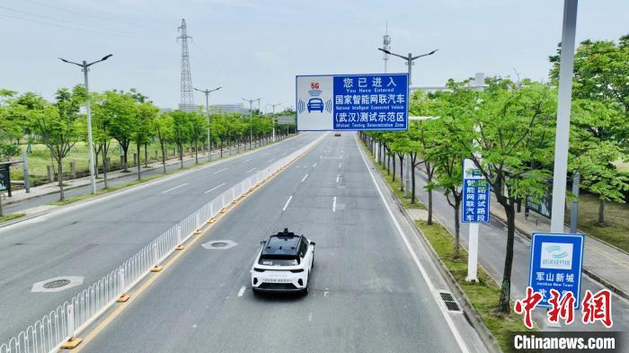 5月15日，一辆无人驾驶汽车在武汉经开区行驶。(资料图)吴淘淘 摄