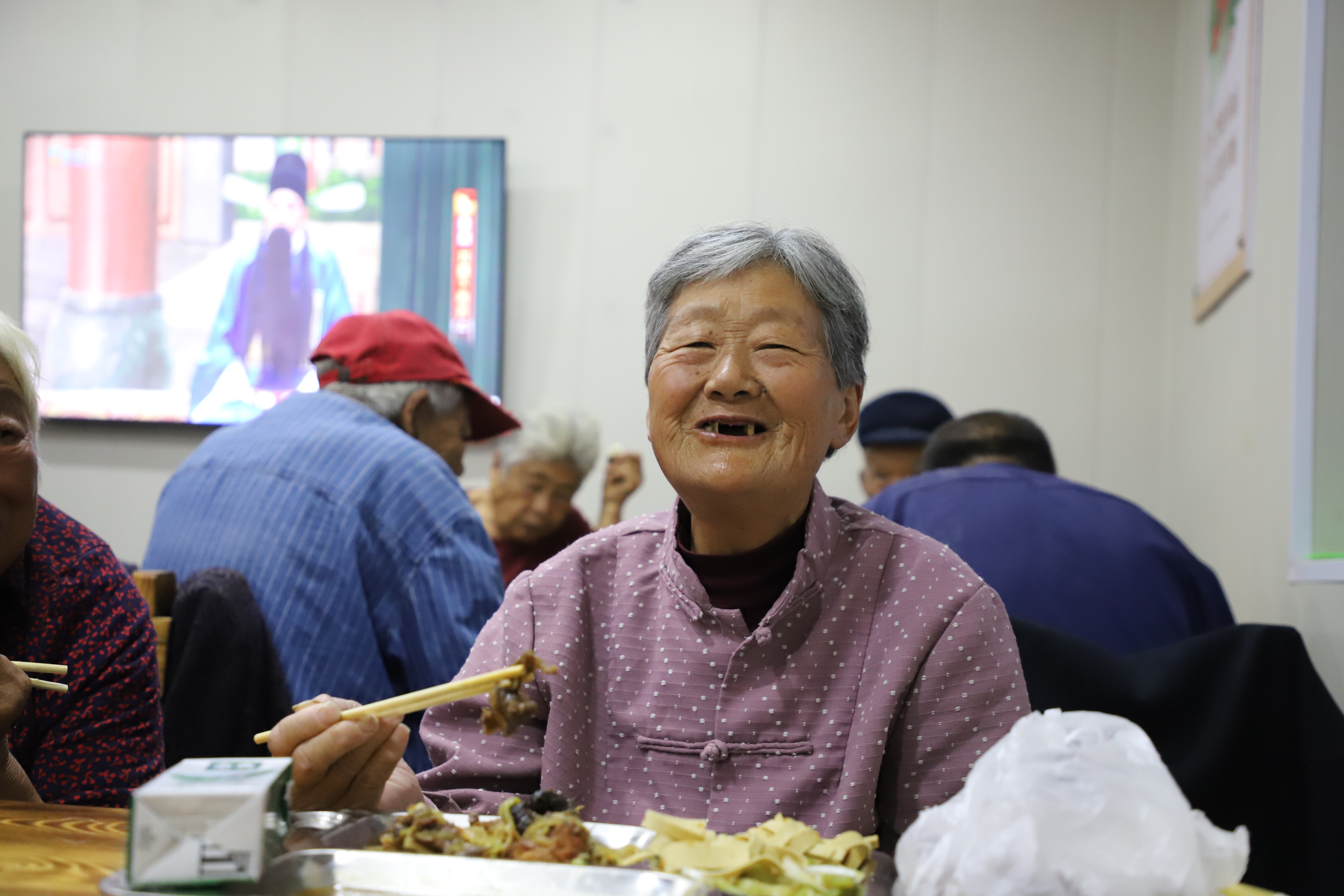 ▲前来就餐的老年人非常开心 贾震 摄