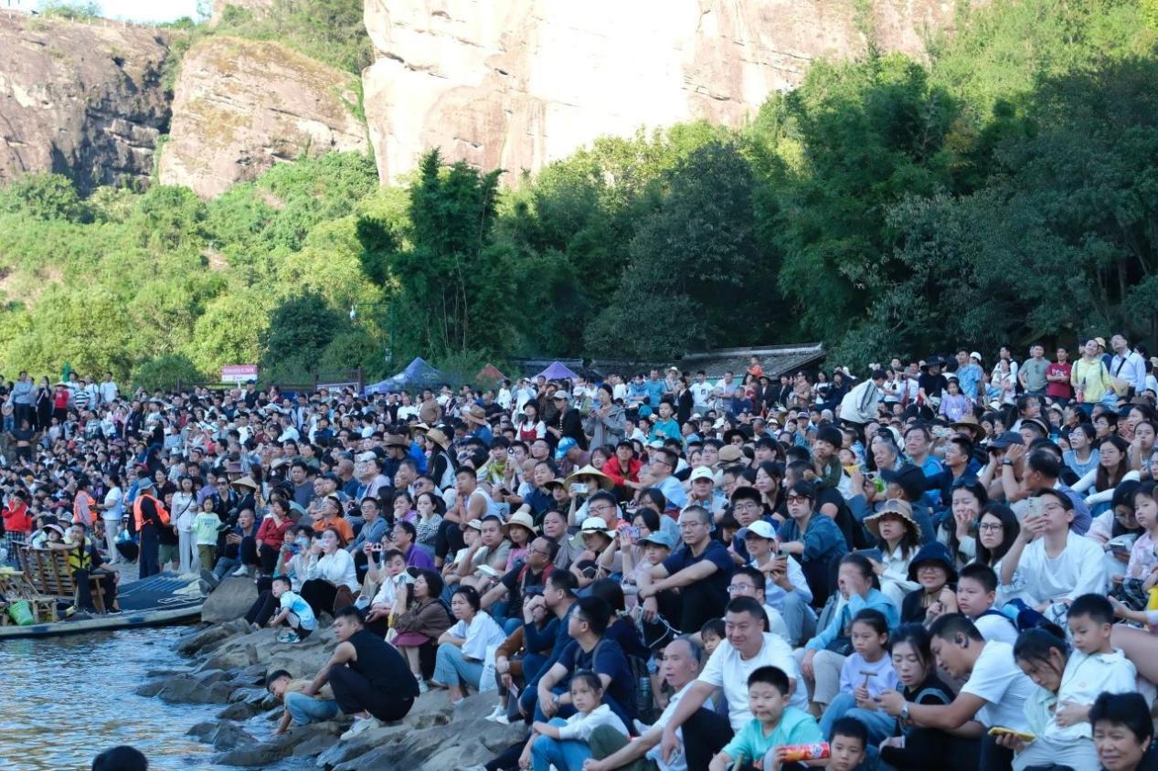 （桃花洲悬棺表演现场，人山人海，热闹非凡）