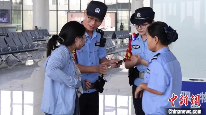 图为国庆假期期间，江西余干县，鹰潭铁路公安处余干车站派出所的工作人员全力护航旅客平安出行。陈金淼 摄