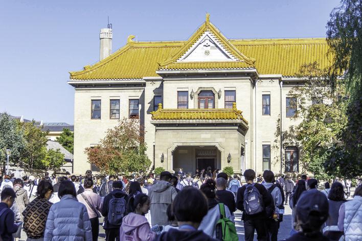 众多游客前往伪满皇宫博物院游览。