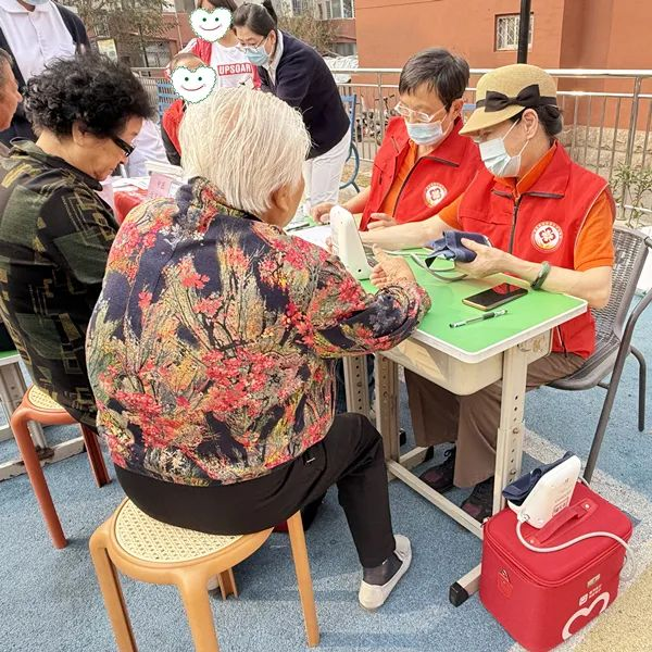 青岛西海岸新区中心医院“重阳秋色暖 医心情更浓”重阳节义诊活动圆满落幕