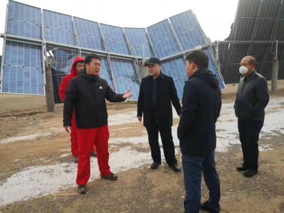 （2022年11月，人保财险阿克苏分公司查勘全球在建的最大光伏绿氢生产项目——中石化库车绿氢项目已安装的105兆瓦的光伏板安装工程遭受13级强风后的损失情况）