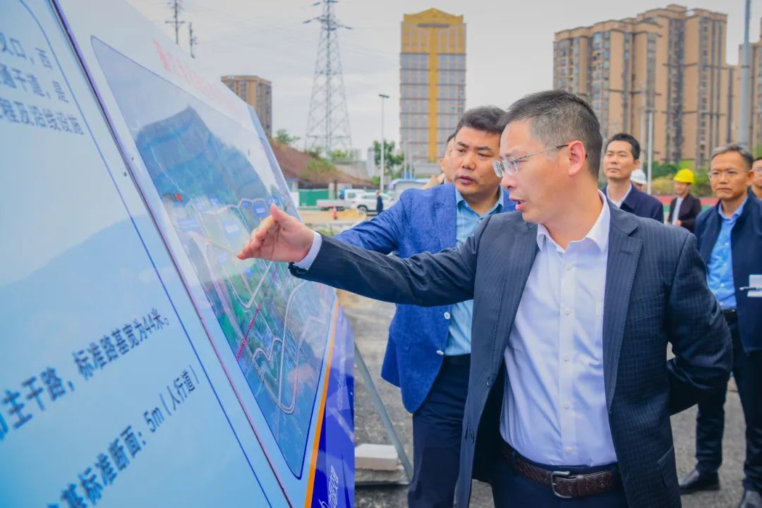 ▲在发展大道项目施工现场，尹国喜认真听取项目情况介绍，详细了解施工进度、困难问题等。陈星宇 摄