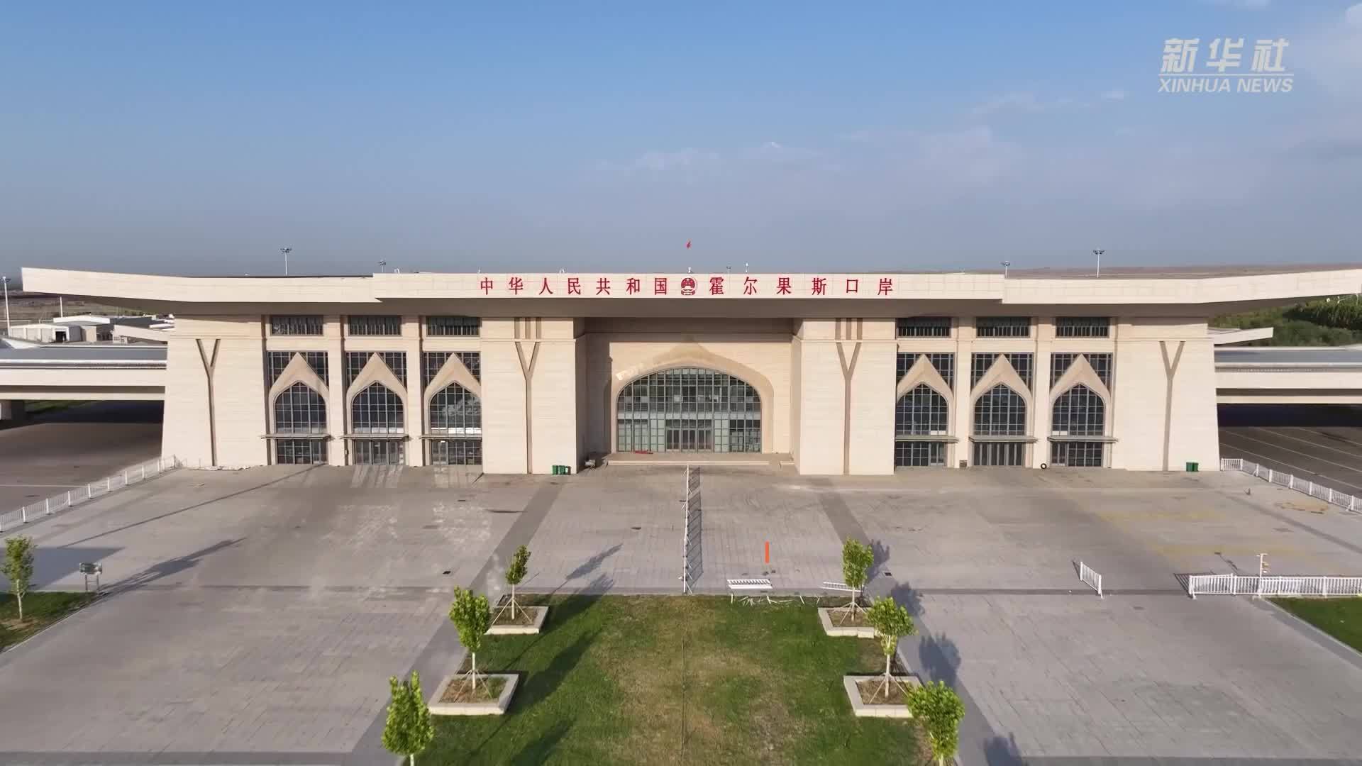 新疆霍尔果斯公路口岸出入境人员首次突破100万人次